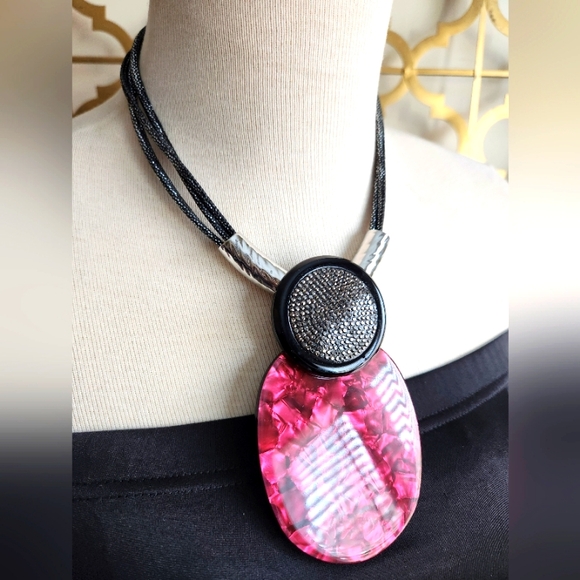 Elegant Pink and Black Pendant Necklace with Earrings Set - Picture 8 of 17